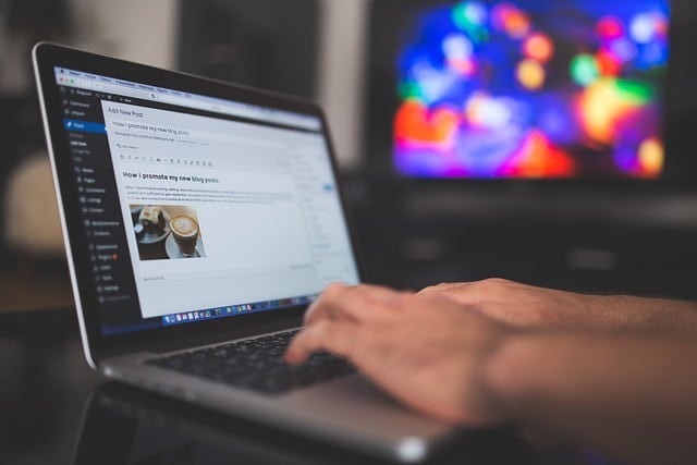 Ordinateur avec WordPress allumé